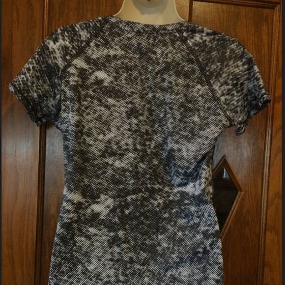 NWT UNDER ARMOUR T SHIRT - Picture 5 of 6